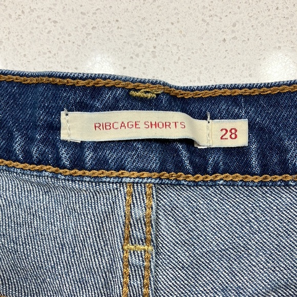 Levi’s Ribcage High Rise Distressed Short - Picture 8 of 9